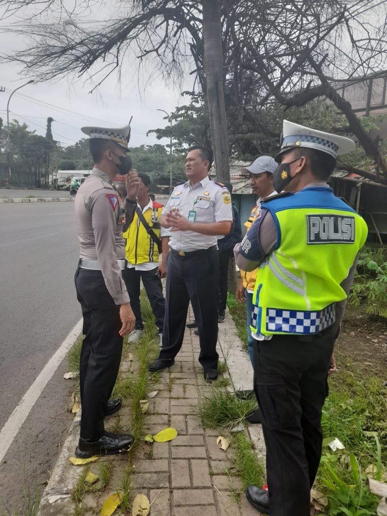 Survei Pemasangan Rambu dan Pita Kejut di Tikungan Jambrong Cileungsi